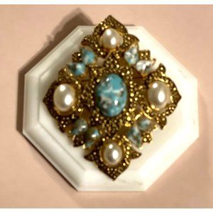 Sarah Coventry Remembrance Cabochon Filled Gold Brooch